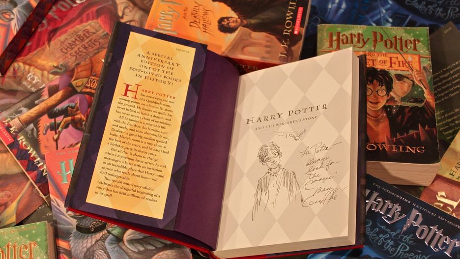 Harry Potter - seria książek J.K. Rowling z rekordowym nakładem i sprzedażą w historii