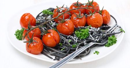 Gotowanie na ekranie: czarne spaghetti z bakłażanem