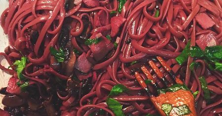 Bordowe spaghetti gotowane w winie podbija sieć. Nie ma się co dziwić