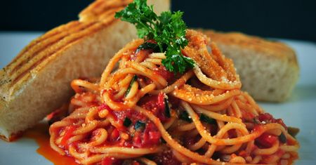 Spaghetti z sosem pomidorowym. Pyszne i proste