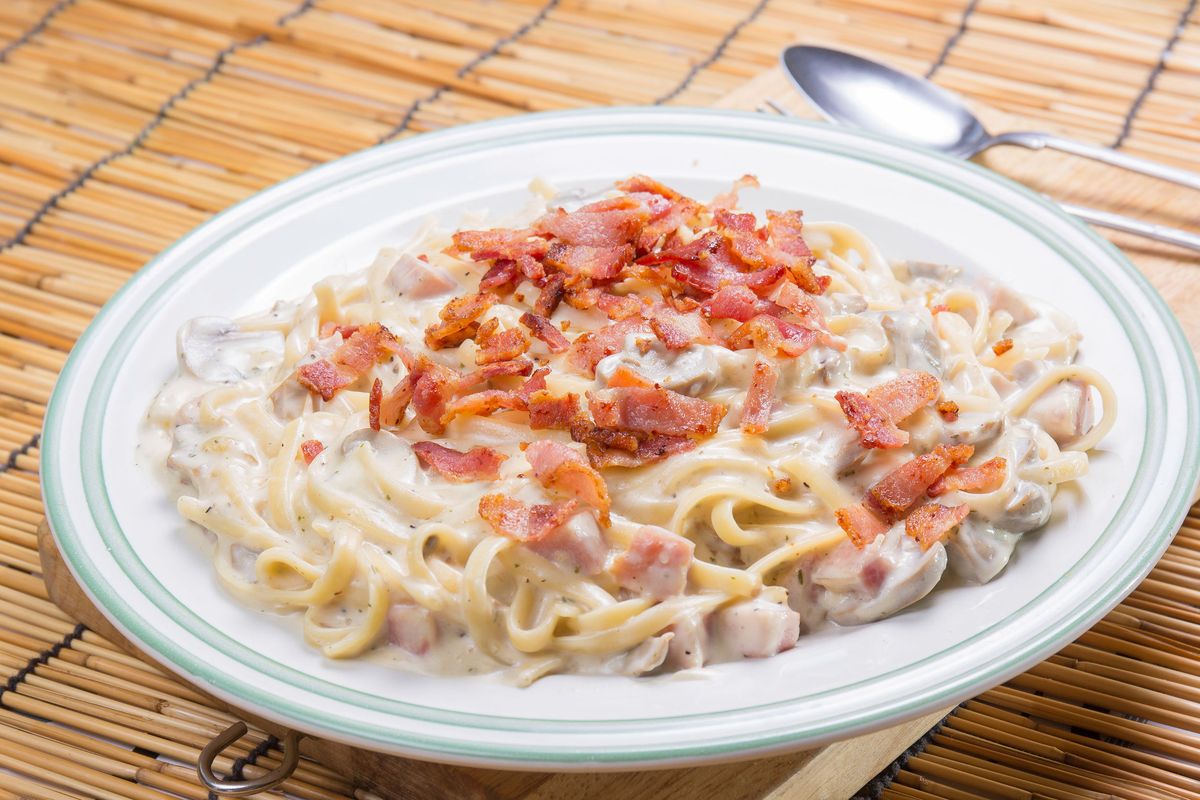 Też używasz śmietany do spaghetti carbonara? Robi się je zupełnie inaczej