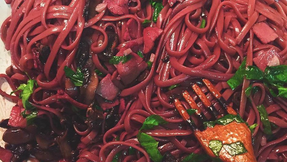 Spaghetti gotowane w czerwonym winie zachwyca kolorem i smakiem.