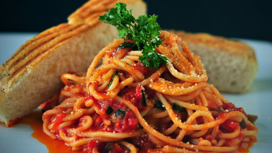 Spaghetti z sosem pomidorowym. Pyszne i proste