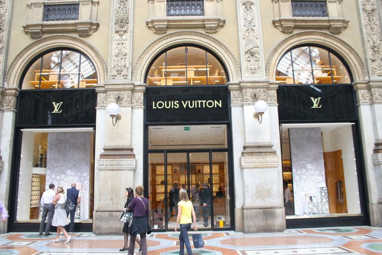 Sklepy Louis Vuitton znajdują się w najbardziej prestiżowych lokalizacjach.