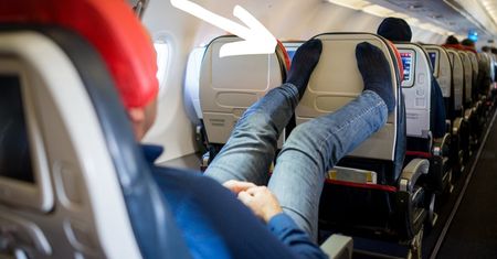Była stewardessą przez 10 lat. Ostrzega, w czym absolutnie nie wolno wchodzić na pokład
