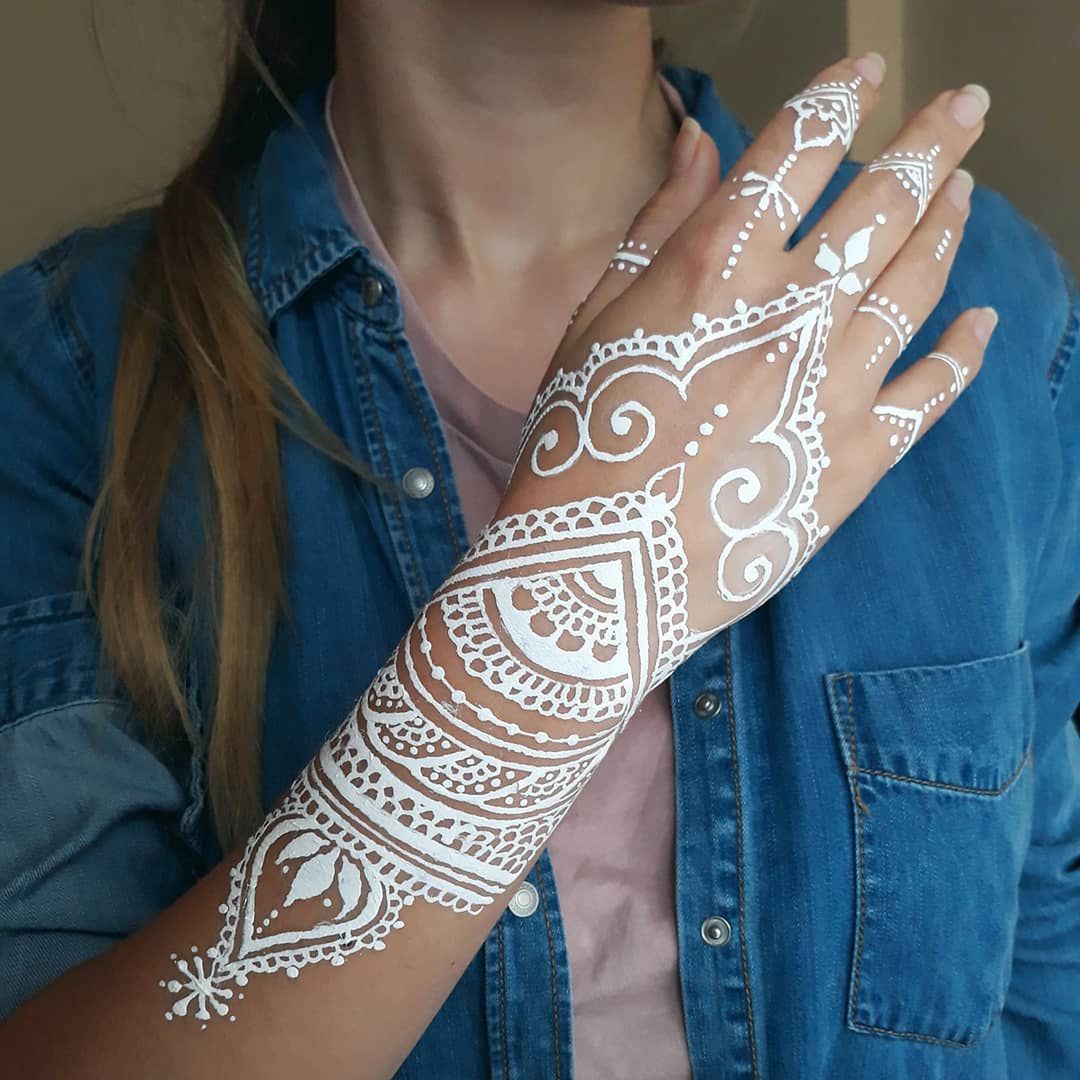 Biały tatuaż - najmodniejsze tatuaże koronkowe z henny