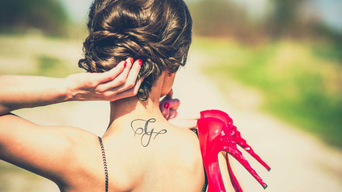 Tatuaż damski na karku jest efektowną i znaczącą ozdobą