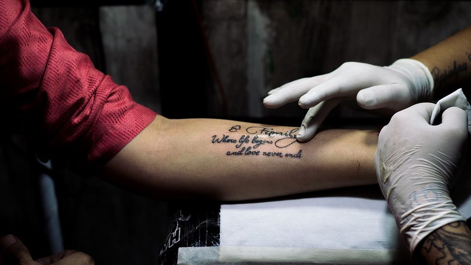 Tego, jak zrobić tatuaż, by zabieg był bezpieczny i jak najmniej bolesny, artyści uczą się miesiącami