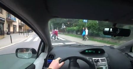 O krok od tragedii. Prowadził relację na żywo. Dwa razy prawie potrącił pieszych