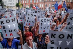 Powiesiły "konstytucję" na biurze Pawłowicz. Sąd je uniewinnił