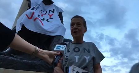 Prawnuczka Sienkiewicza "broni Konstytucji". Zawiesiła na pomniku pisarza koszulkę