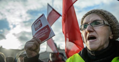Marcin Makowski: Konstytucja na krzyżu i połamanym opłatku. Nie róbcie sekty z walki o demokrację