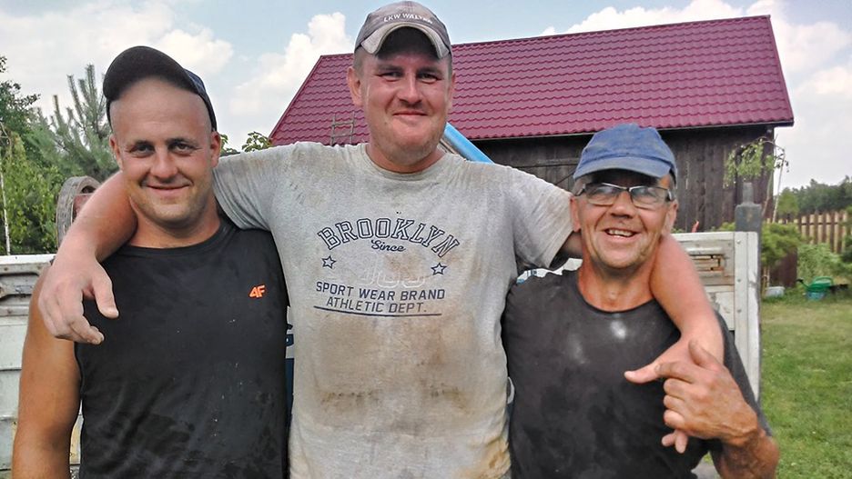 We wschodniej Polsce wybuchła gorączka kopania studni. Zawodowi poszukiwacze wody z woj. lubelskiego: pan Bartek, Paweł i Tadeusz po udanym odwiercie.