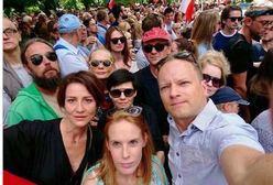 Maciej Stuhr protestował przed sejmem z żoną oraz koleżankami po fachu i... robili sobie selfie