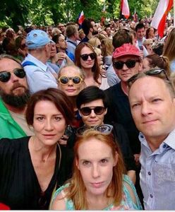 Maciej Stuhr protestował przed sejmem z żoną oraz koleżankami po fachu i... robili sobie selfie