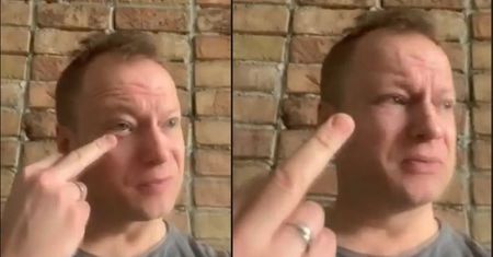 Maciej Stuhr wymownym gestem pozdrawia Kurskiego i telewizję