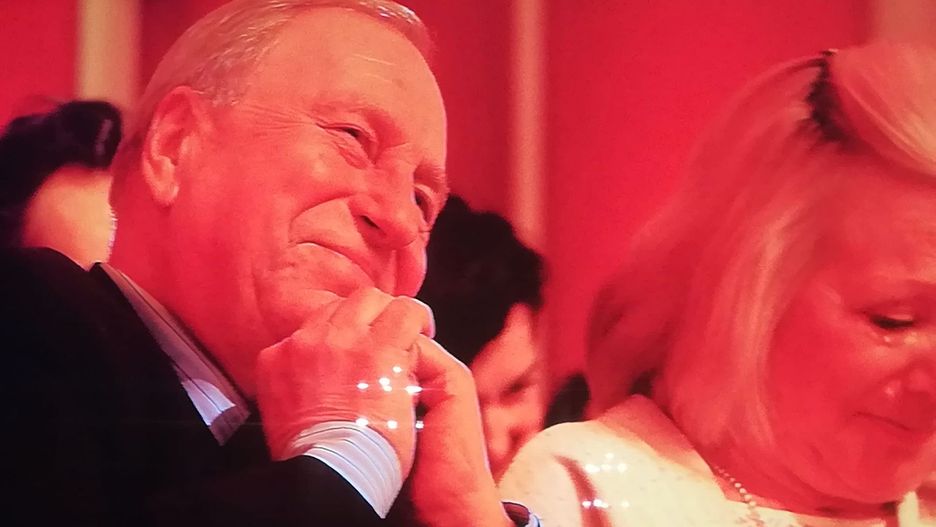 Wzruszony Jerzy Stuhr słucha laudacji na swoją cześć w wykonaniu syna