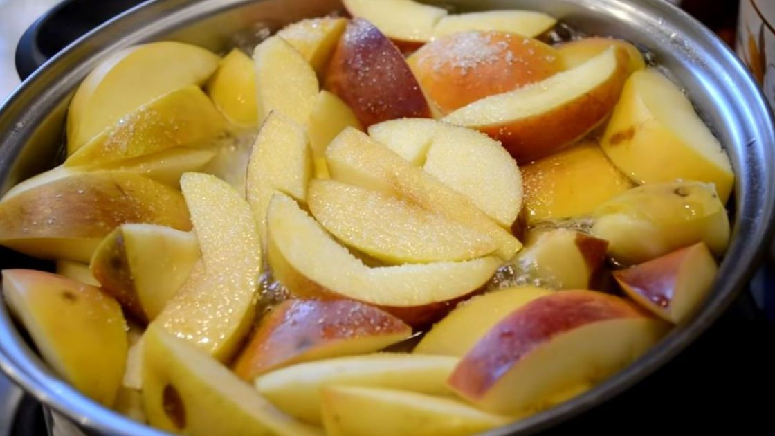 Świąteczny kompot- Pyszności/ źródło: kadr z materiału YouTube kanał Anka Gotuje