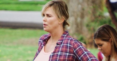 Charlize Theron w komedii o tym, jak być matką w 2018 roku. Dla roli bardzo przytyła