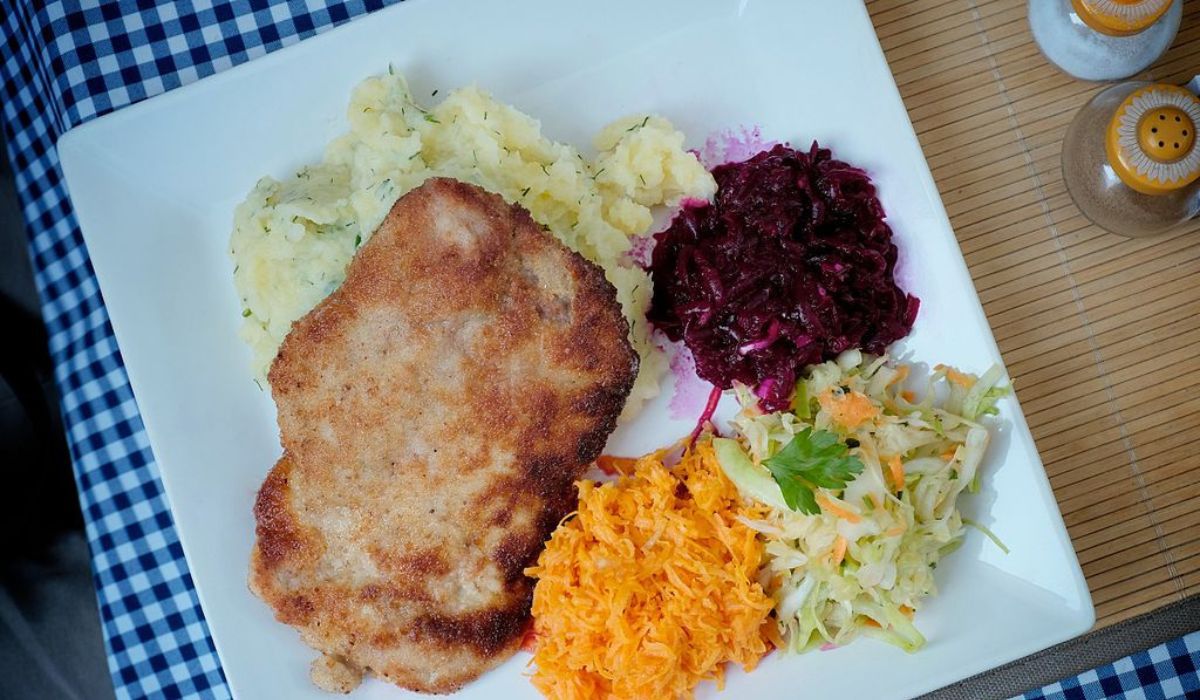 Kotlet schabowy z dodatkami (Wikimedia Commons)