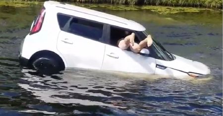 Samochód tonął. Świadkowie rzucili się na ratunek kobiecie