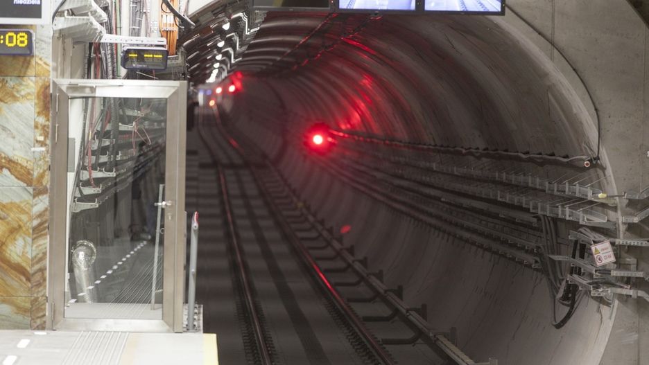 Trzech mężczyzn wybrało się na spacer tunelem metra