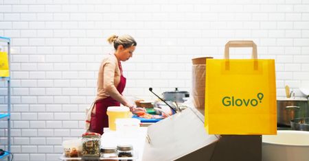 Glovo debiutuje w Polsce. Firma dostarczy zakupy z Biedronki