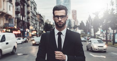 Wybór marynarki dla szczupłego mężczyzny to wyzwanie. Zobacz, na co zwracać uwagę przy zakupie