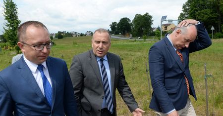 Namazał na drzwiach biura PO: "zdrajcy". "Jutro może być golenie głowy na łyso"