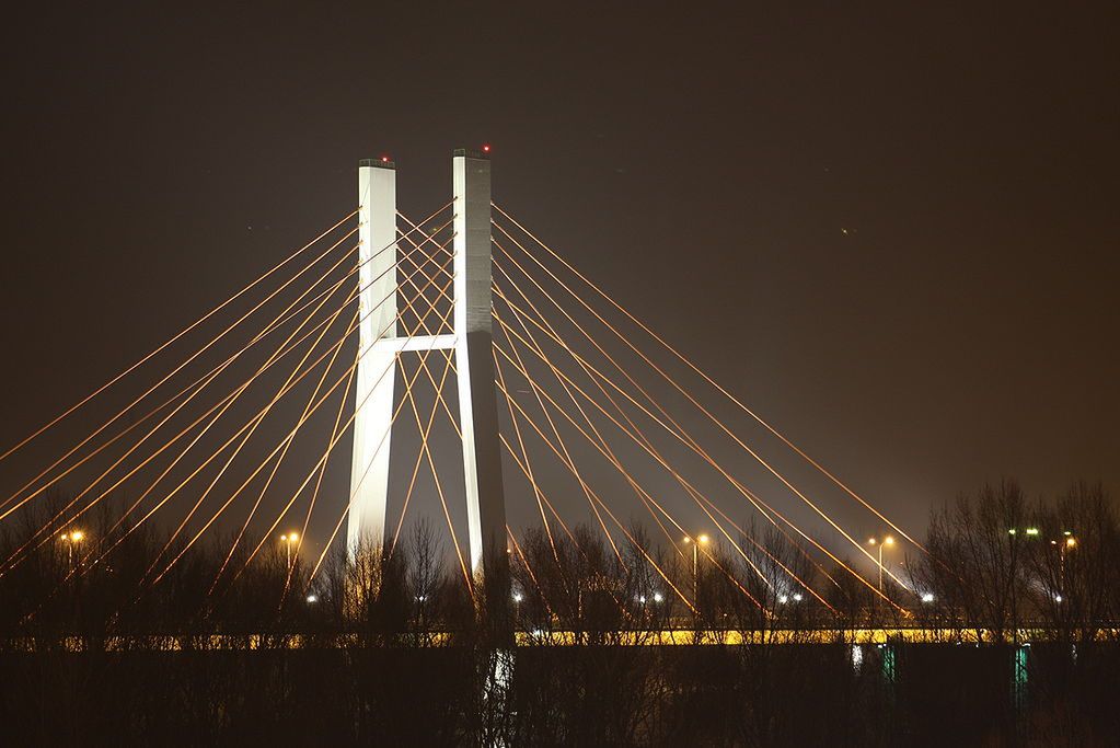 Śnieg spadł z lin mostu. "W przejeżdżających autach popękały szyby"