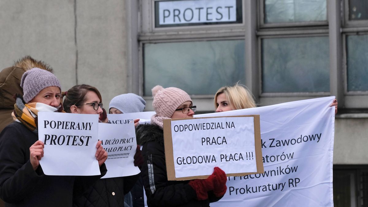 Pracownicy protestują przed prokuraturami w całej Polsce