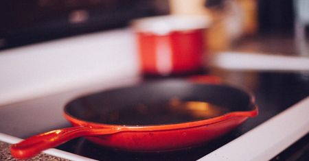 Dzięki temu tutorialowi dowiesz się jak szybko i łatwo wyczyścić przypaloną patelnię. Koniec z nierówną walką