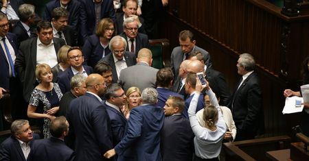 Pobicie posłów PiS? Śledczy sprawdzają awanturę w Sejmie