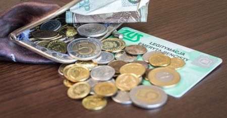 "Money. To się liczy". Trzynasta emerytura. Ruszyły wypłaty