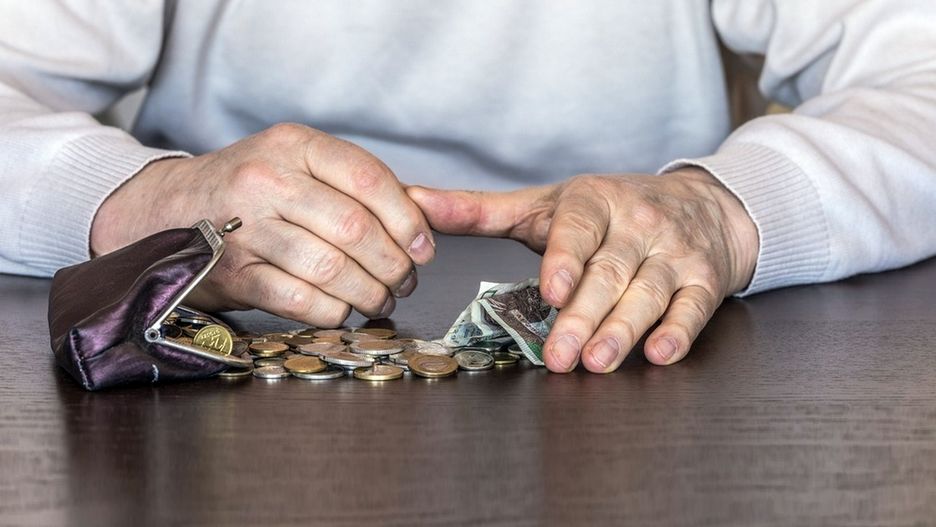 Minimum 70 zł miesięcznie dla każdego, ale rekordziści zgarną nawet 600 zł. Waloryzacja rent i emerytur 2019