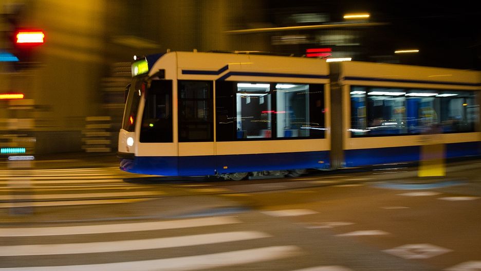 Warszawa: awantura w tramwaju. 35-latek uderzył pasażera. Użyto gazu pieprzowego