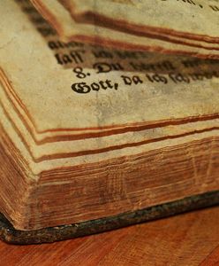 Powieść czekała na wydanie 400 lat. Wcześniej każdy, kto ją opracowywał nagle umierał