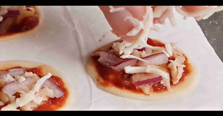 Artysta stworzył miniaturową wersję pizzerni "Pizza Hut" oraz serwowanego w niej jedzenia