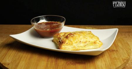 Kieszonki z ciasta francuskiego z mięsno-serowym farszem