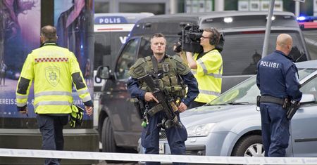 Fińskie patrole z pistoletami automatycznymi M5. "Bez związku z zamachem w Turku"