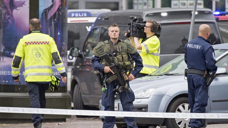 Policjanci z patroli będą wyposażeni w broń automatyczną. Decyzja "nie ma bezpośredniego związku" z zamachem w Turku