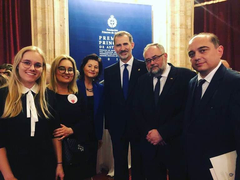 Magdalena Adamowicz razem z córkami na wręczeniu nagród Księżnej Asturii