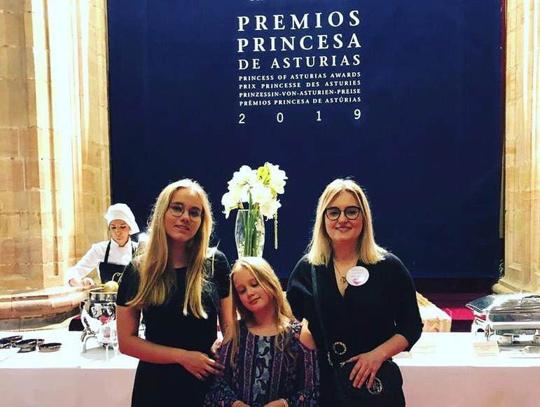 Magdalena Adamowicz razem z córkami odbiera nagrodę Księżnej Asturii