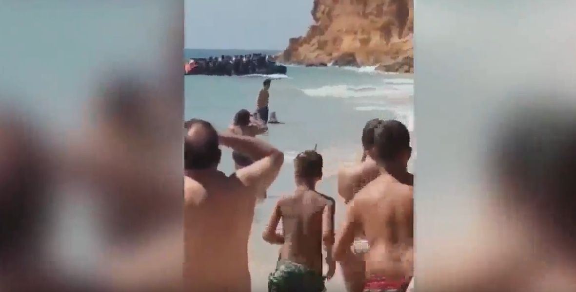 Szturm migrantów na plażę. Goście luksusowego hotelu oglądali go z otwartymi ustami