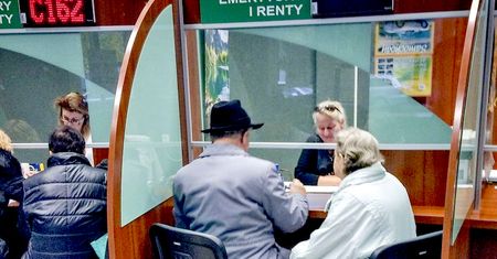 4 grosze emerytury na miesiąc. Coraz więcej Polaków pracuje na śmieciówkach