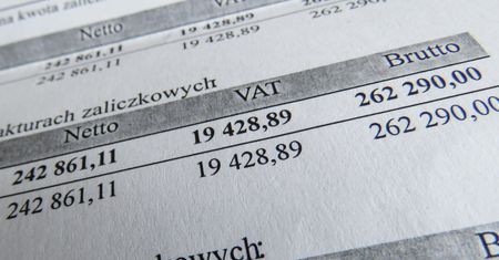 W oczekiwaniu na płatność za fakturę. Polska w środku stawki