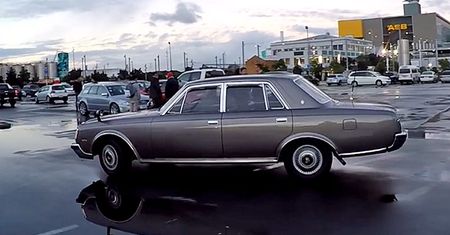 Rozprostuj nogi i uruchom masaż. Toyota Century z 1994 roku