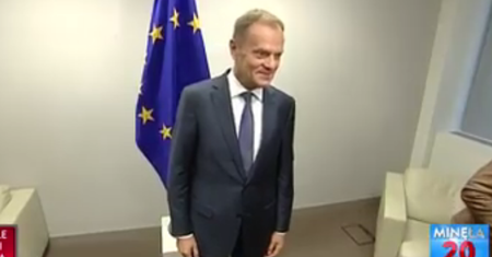 Stronnicze pytania i amerykański rap w tle. Tak TVP info zrobiło sondę dotyczącą Tuska