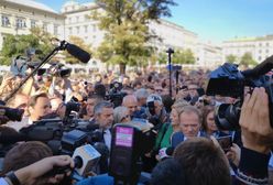 Setki osób na spacerze z Donaldem Tuskiem. "Nie musimy wstawać z kolan, bo nigdy na nich nie byliśmy"