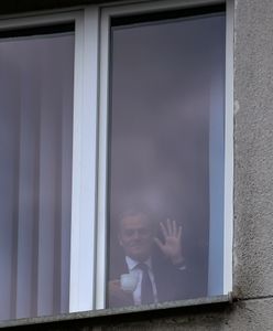 Donald Tusk jak papież. Były premier pozdrawia z okna zgromadzonych przed prokuraturą